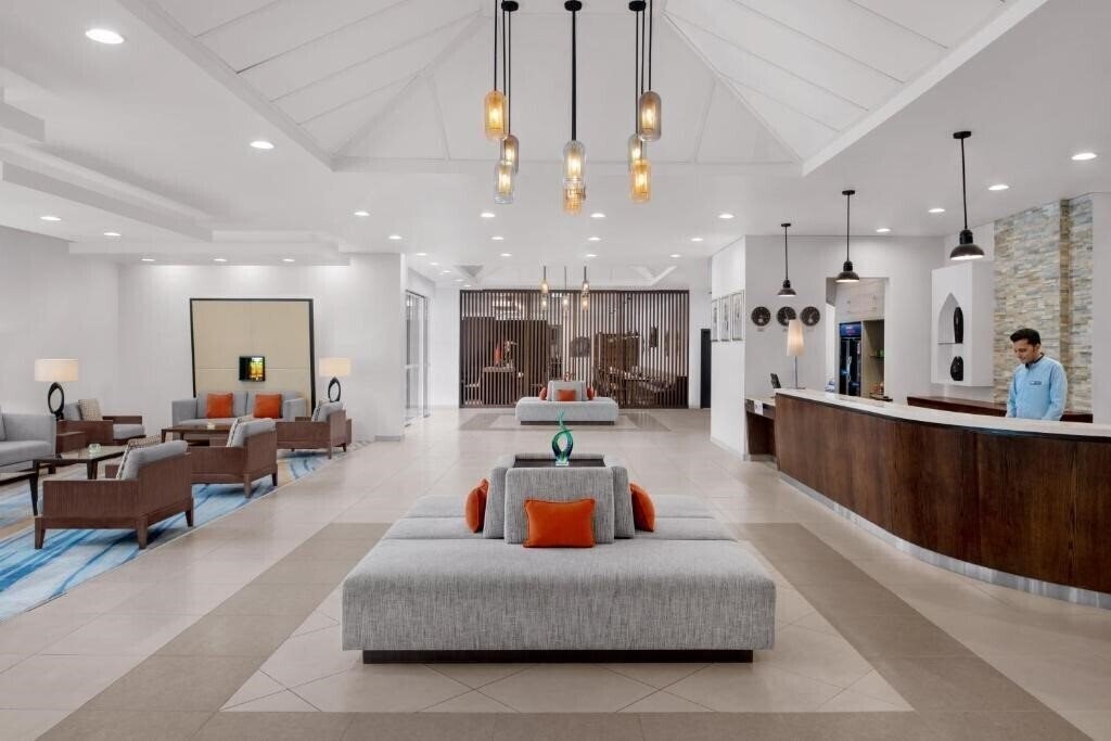 Территория Holiday Inn Express Dubai Safa Park 2*