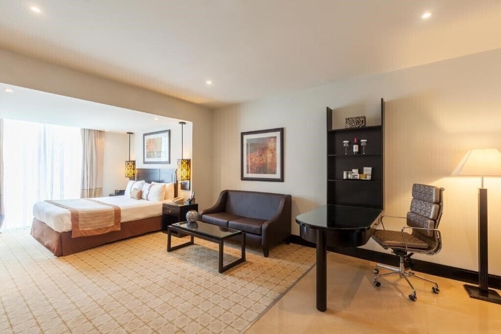 Панорама Holiday Inn Hotel All Barsha 4*