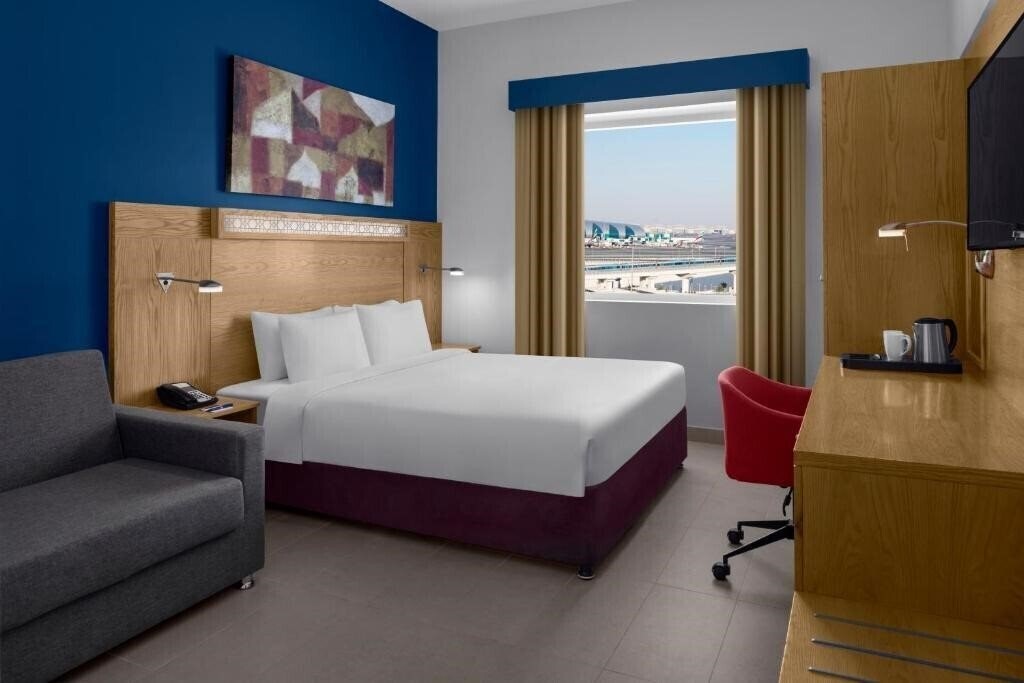 Апартаменти Holiday Inn Express Dubai Airport 2*
