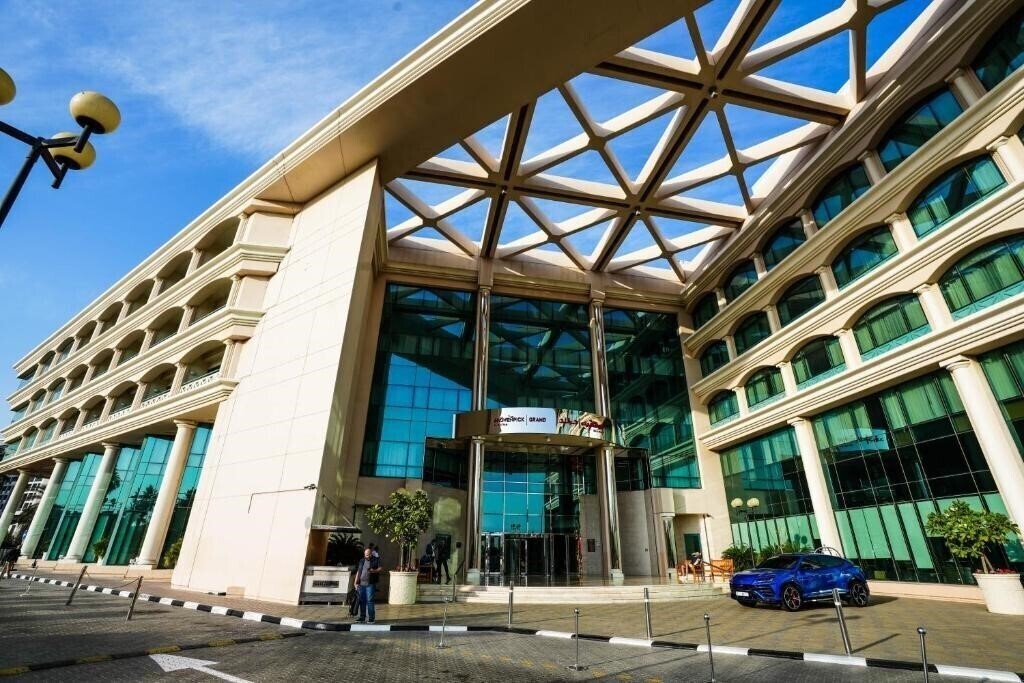Вид Movenpick Grand Al Bustan Hotel (ex. Roda Al Bustan Dubai) 5*