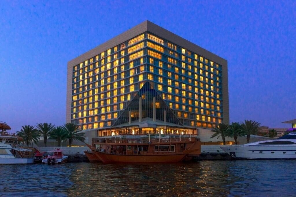 Готель Sheraton Dubai Creek Hotel & Towers 5*
