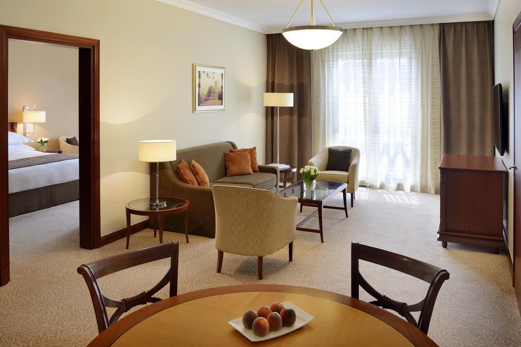 Территория Movenpick Hotel & Apartments Bur Dubai апартаменты