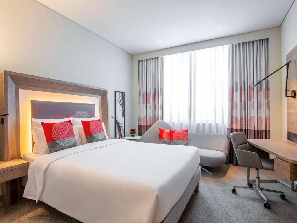Вид Novotel Bur Dubai Hotel 4*
