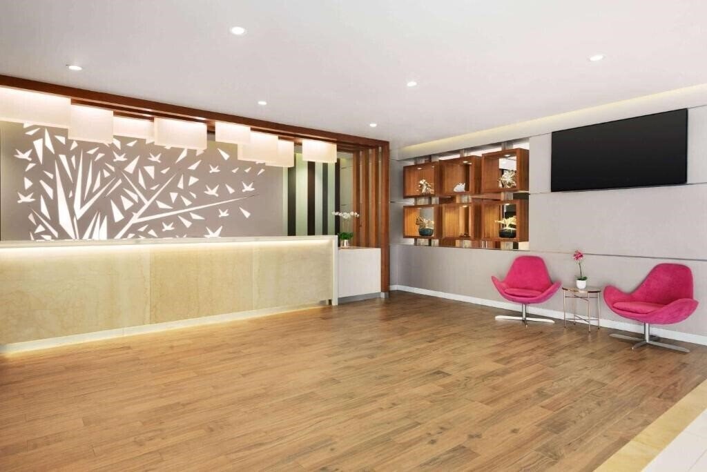 Панорама Howard Johnson Plaza by Wyndham Dubai Deira (ex. Lotus Retreat Hotel, Howard Johnson Plaza by Wyndham) 4*