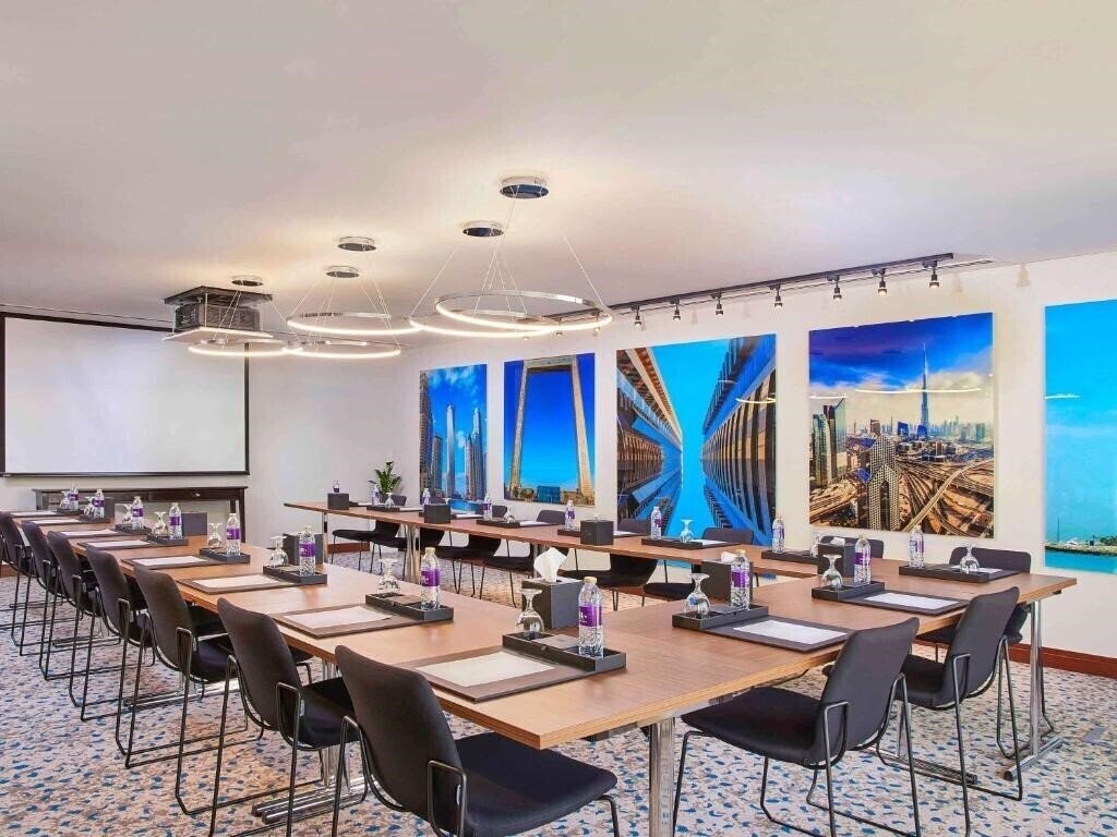 Территория Mercure Suites Dubai Barsha Heights 3*