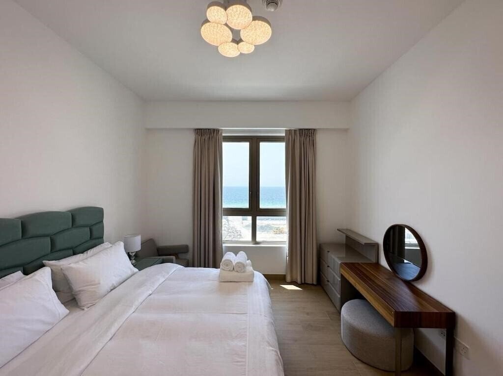 Фотографія 1BR with Canal View In Jumeirah 4*