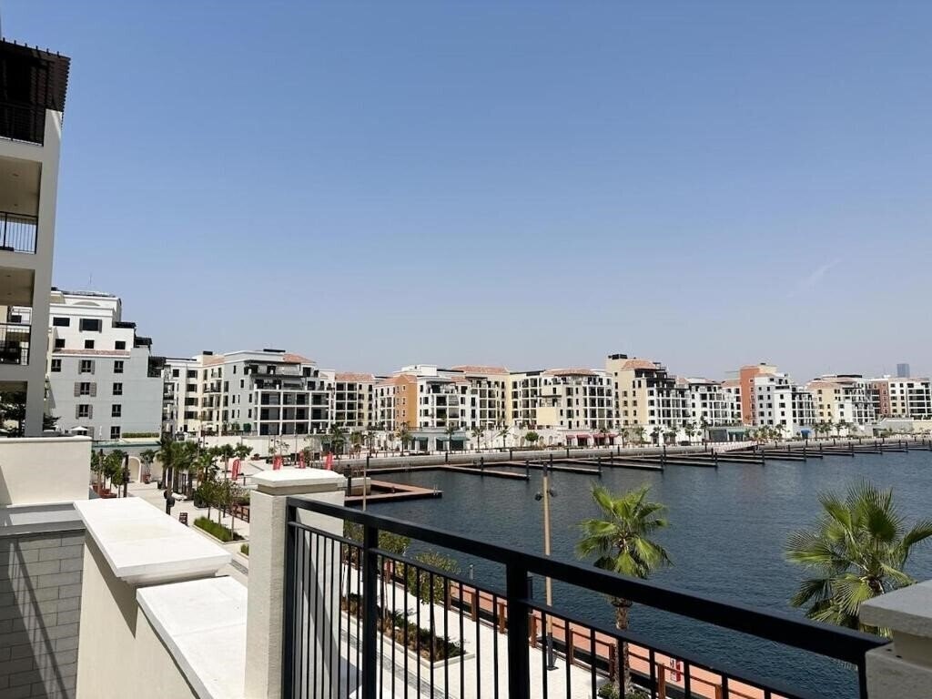 Вид 1BR with Canal View In Jumeirah 4*