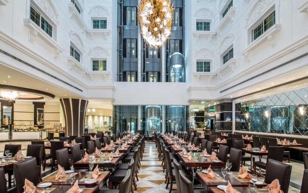 Изображение Sunday Holiday International Hotel (ex. Holiday Inn Bur, Excelsior Creek) 4*