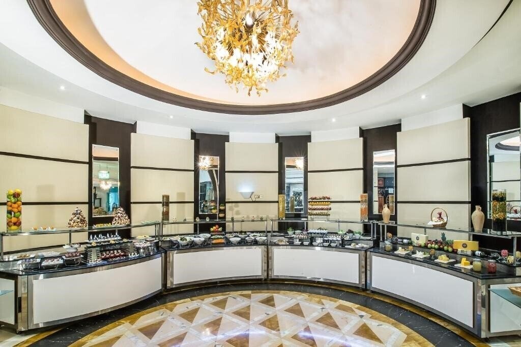 Апартаменты Sunday Holiday International Hotel (ex. Holiday Inn Bur, Excelsior Creek) 4*