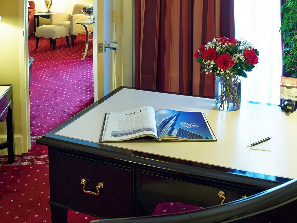 Апартаменти Radisson Blu Dubai Deira Creek 4*