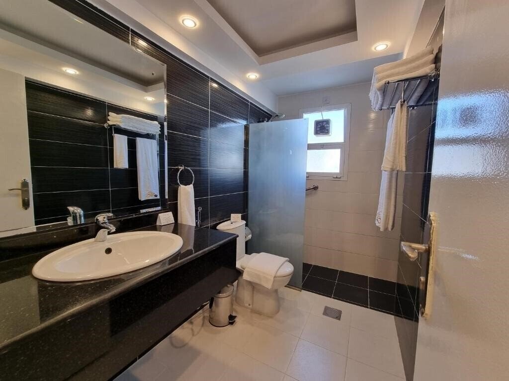 Апартаменты Capital O 224 Holiday Beach Resort 3*