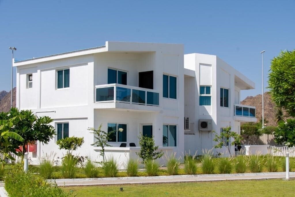 Панорама Capital O 224 Holiday Beach Resort 3*