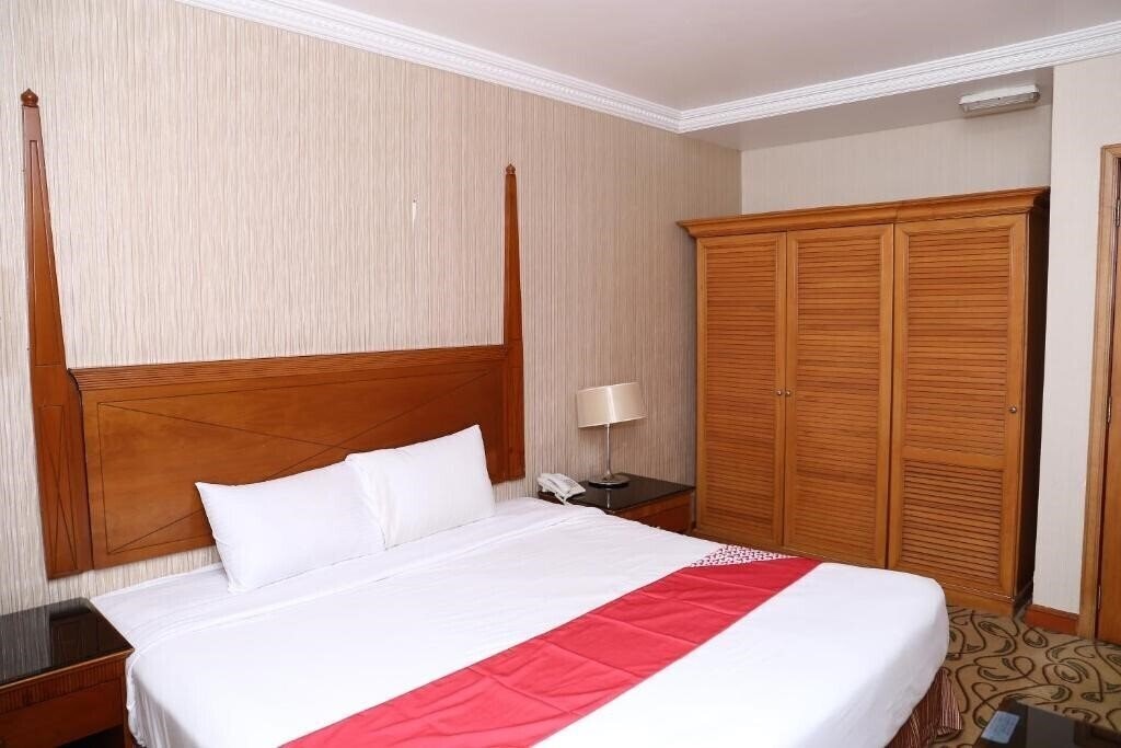 Панорама Oyo 328 City Plaza Hotel 2*