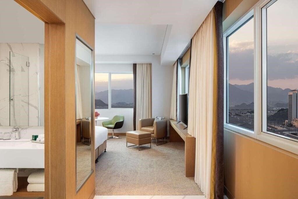 Територія DoubleTree by Hilton Fujairah City 5*