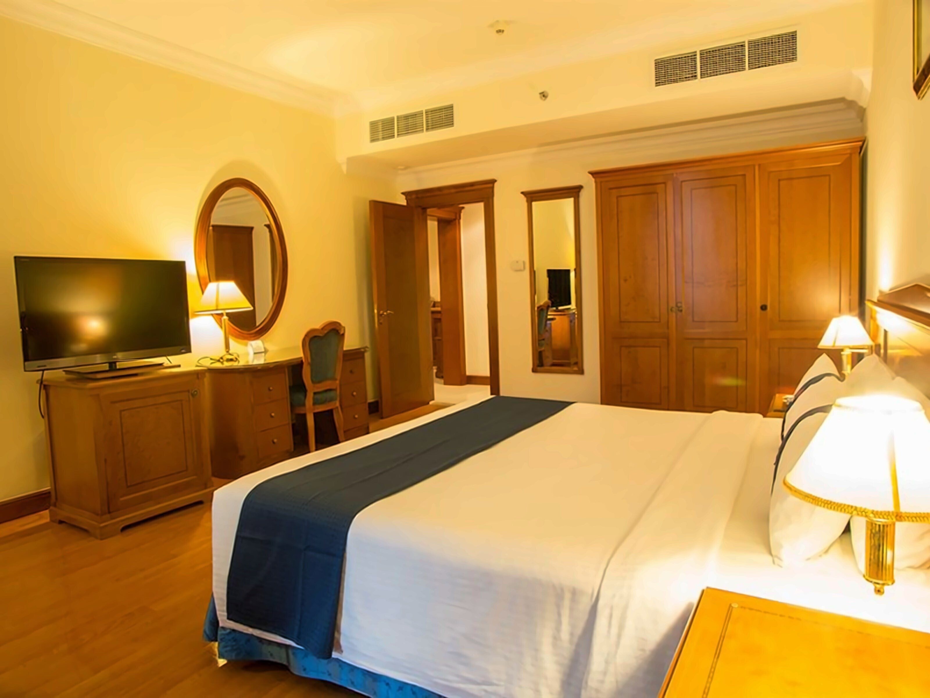 Вид Grand Excelsior Hotel Sharjah (ex. Grand Excelsior Sharjah, Holiday Inn Sharjah) 4*