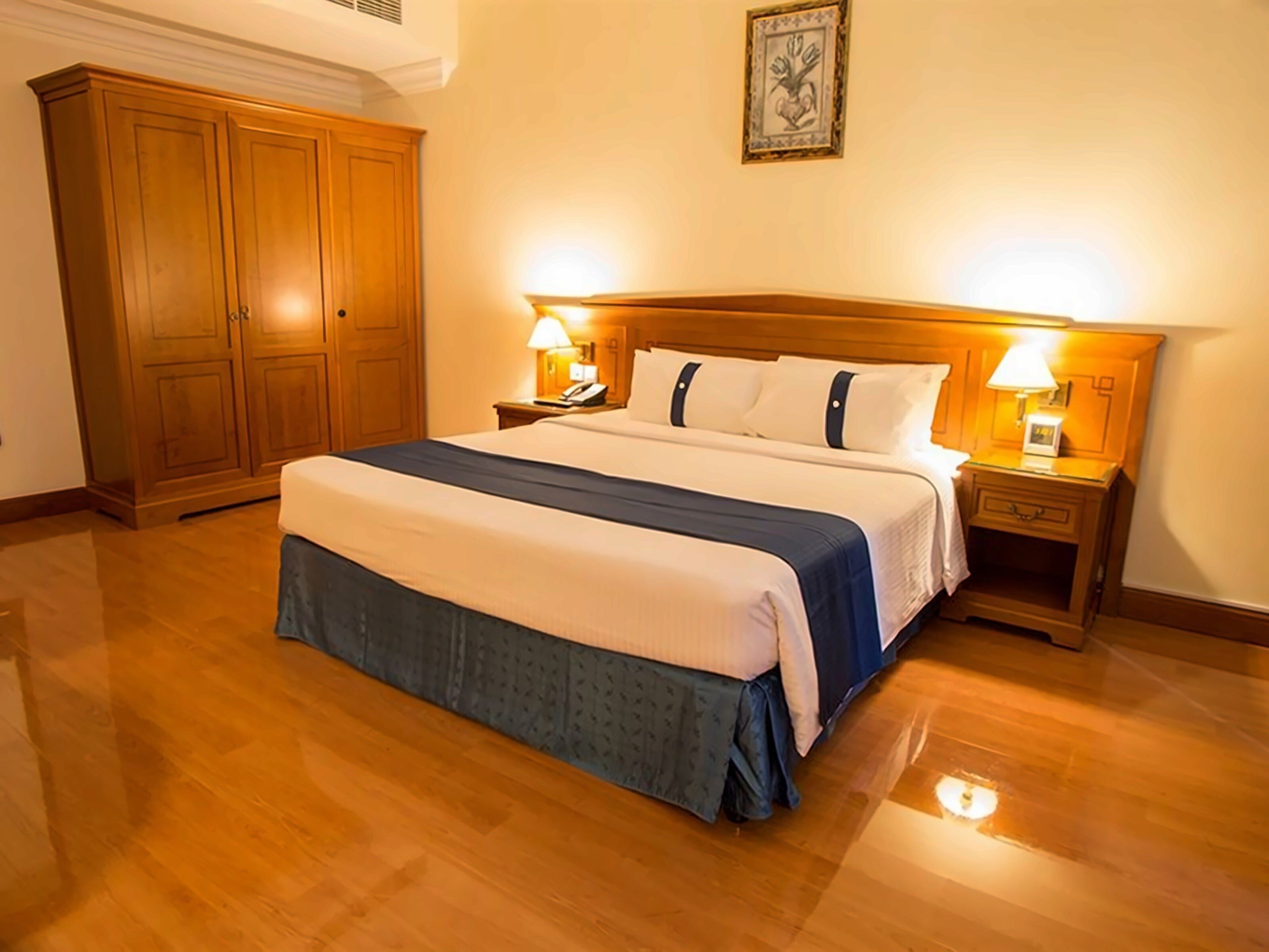 Апартаменты Grand Excelsior Hotel Sharjah (ex. Grand Excelsior Sharjah, Holiday Inn Sharjah) 4*