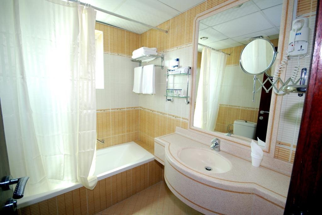 Апартаменти Al Bustan Tower Hotel Suites 4*