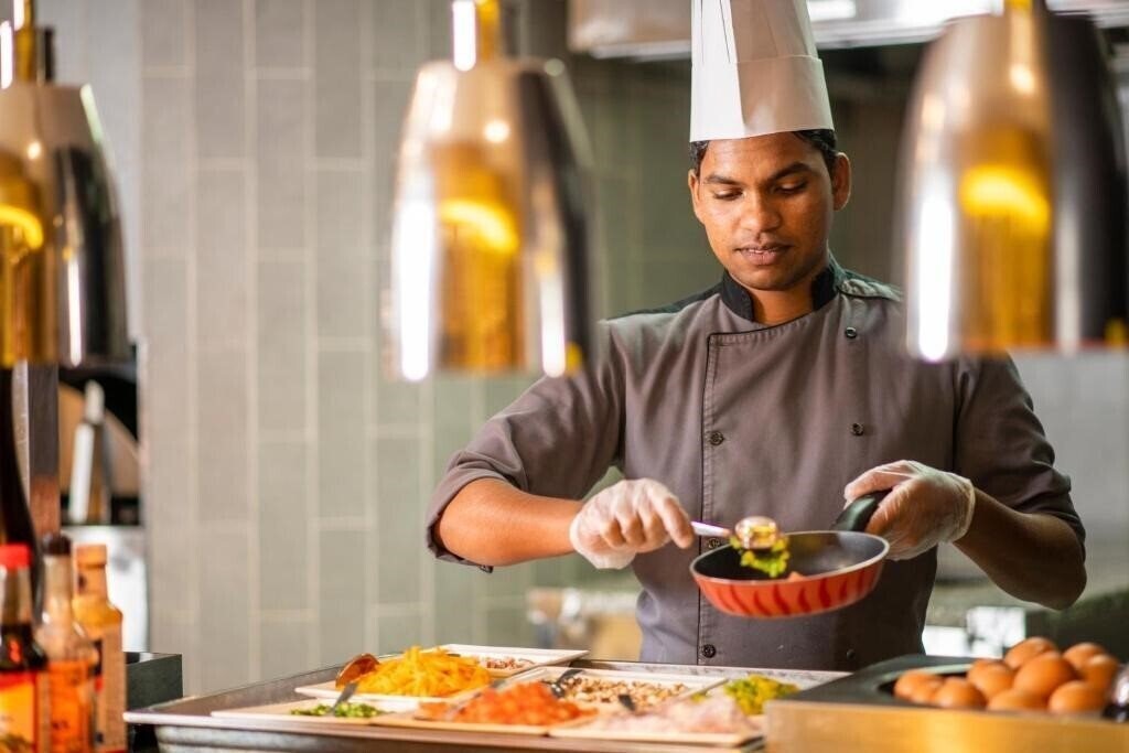 Панорама Holiday Inn Muscat Al Seeb 4*