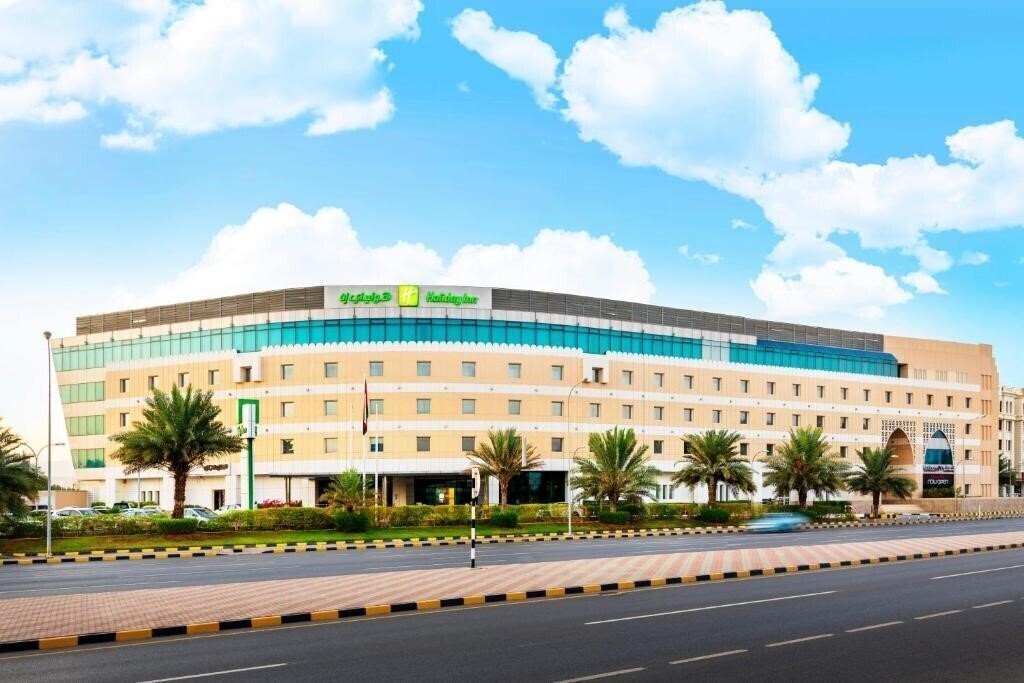 Отель Holiday Inn Muscat Al Seeb 4*