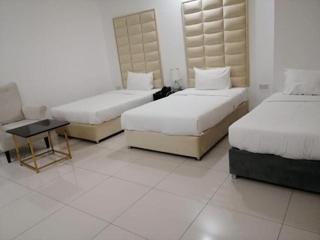 Апартаменты Parkside Plaza Hotel 3*