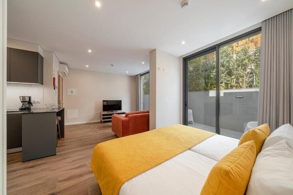 Територія Apartamentos Monumental Plaza 3*