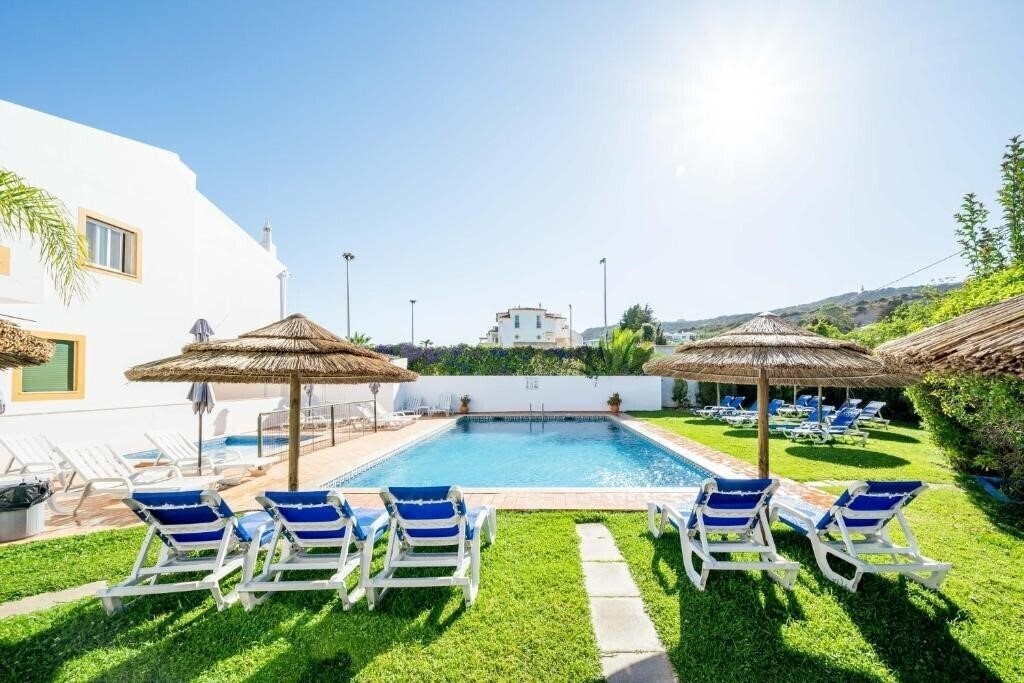 Отель Oasis Beach Apartments 3*