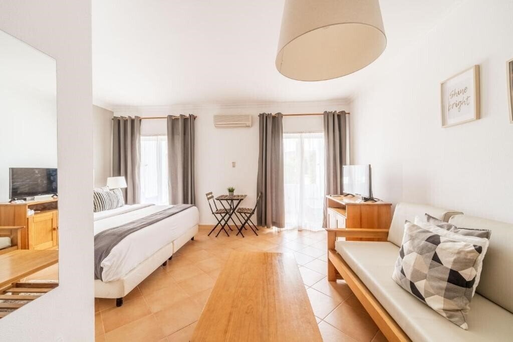 Фото Oasis Beach Apartments 3*