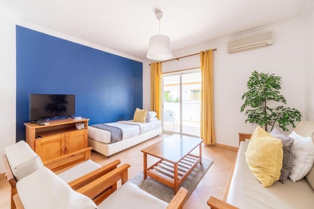 Фотография Oasis Beach Apartments 3*