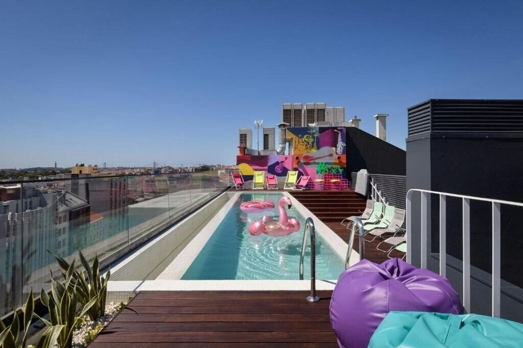 Отель Moxy Lisbon City 3*
