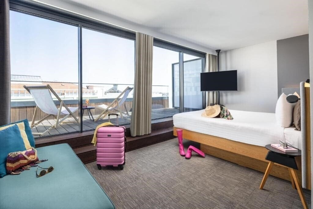 Фото Moxy Lisbon City 3*