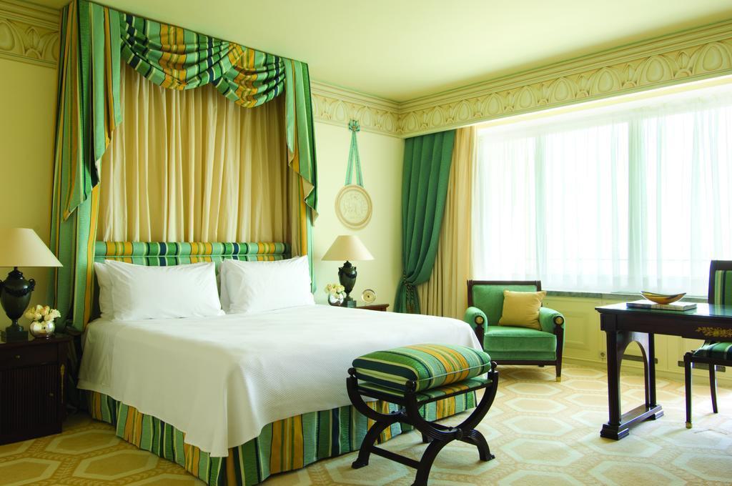 Апартаменти Four Seasons The Ritz Lisboa Hotel 5*