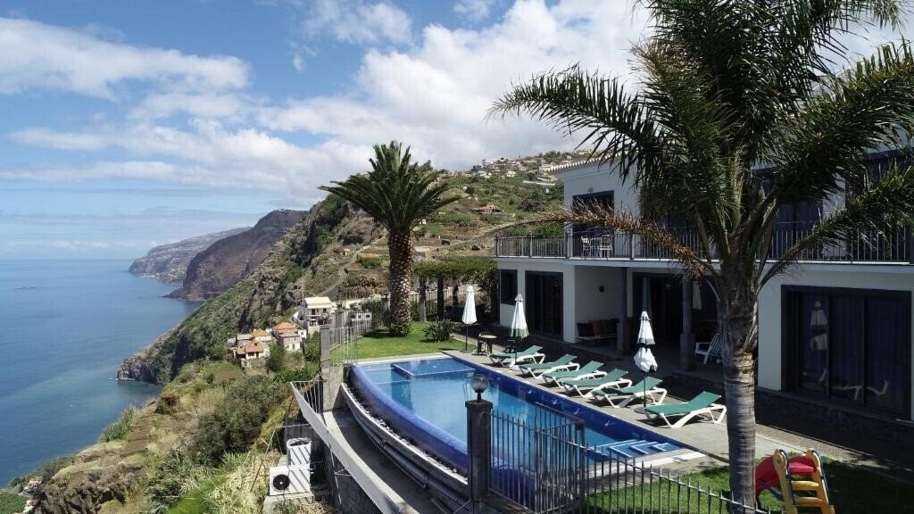 Отель Ocean Cliff 4*