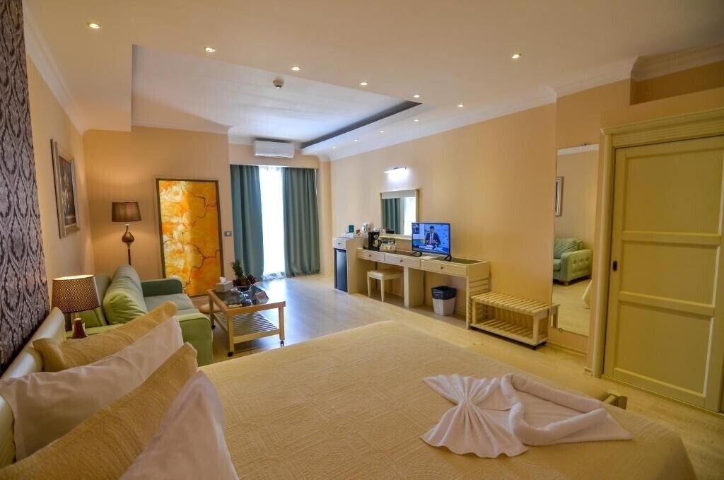 Территория Phoenicia Luxury 4*