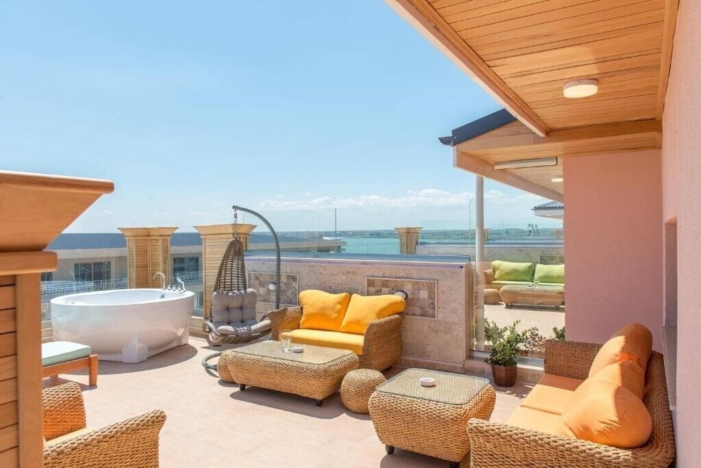 Панорама Phoenicia Royal 5*