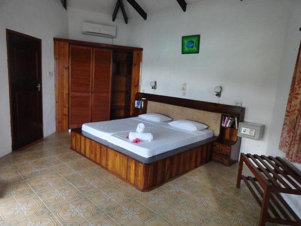 Территория Lazare Picault 2*