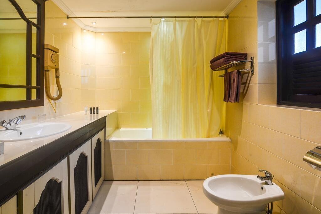 Вид Berjaya Praslin Beach Resort 3*