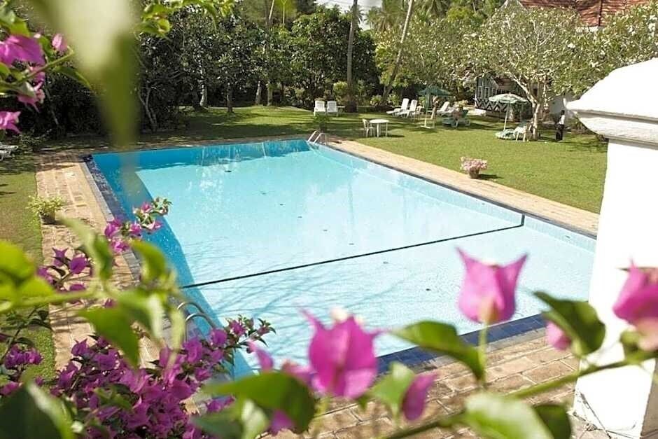 Вид Warahena Beach Hotel 3*