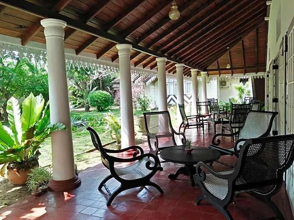 Панорама Warahena Beach Hotel 3*