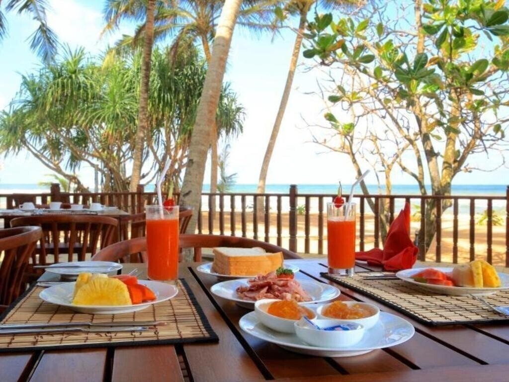 Вид Whispering Palms 3*