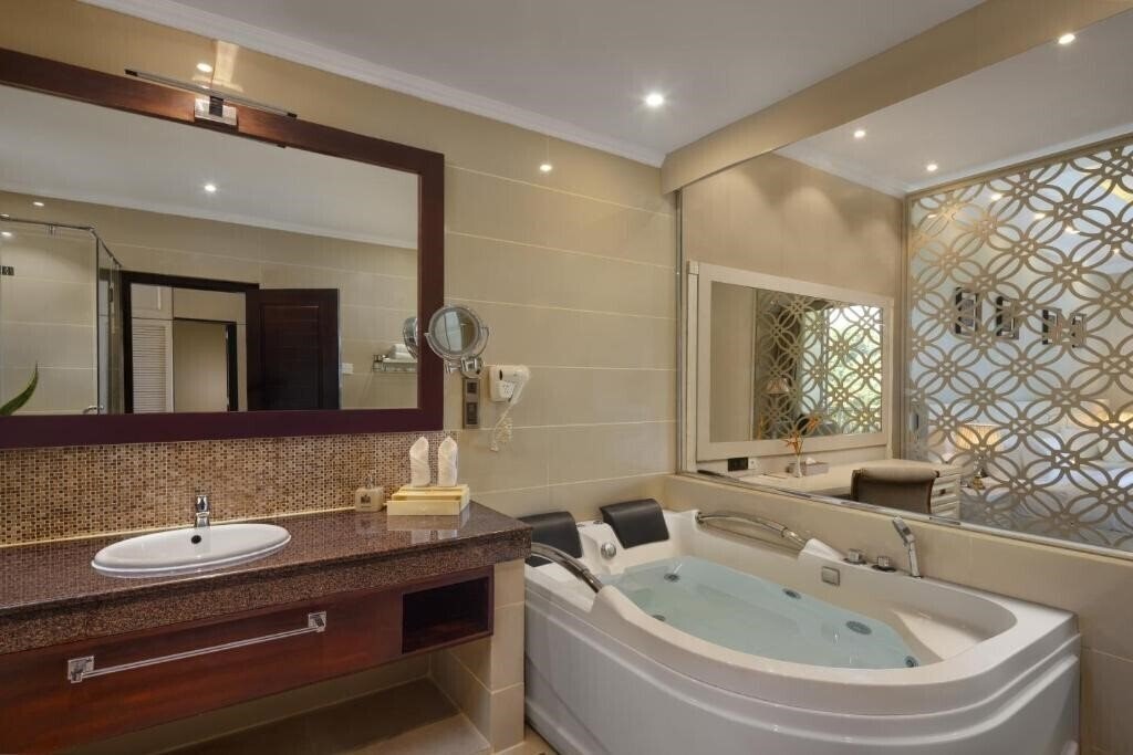 Фотографія The Golden Crown Hotel 5*