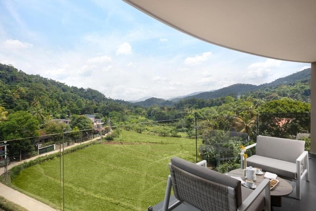 Панорама The Golden Crown Hotel 5*