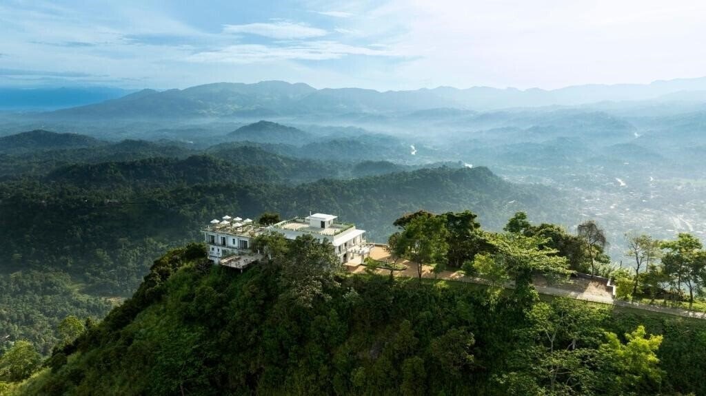 Готель W15 Ambuluwawa 5*