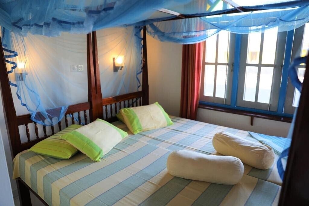 Отель Main Reef Guest House 2*