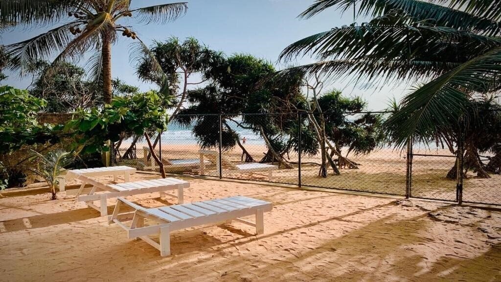 Отель Mirage Beach House at Morava Court 4*