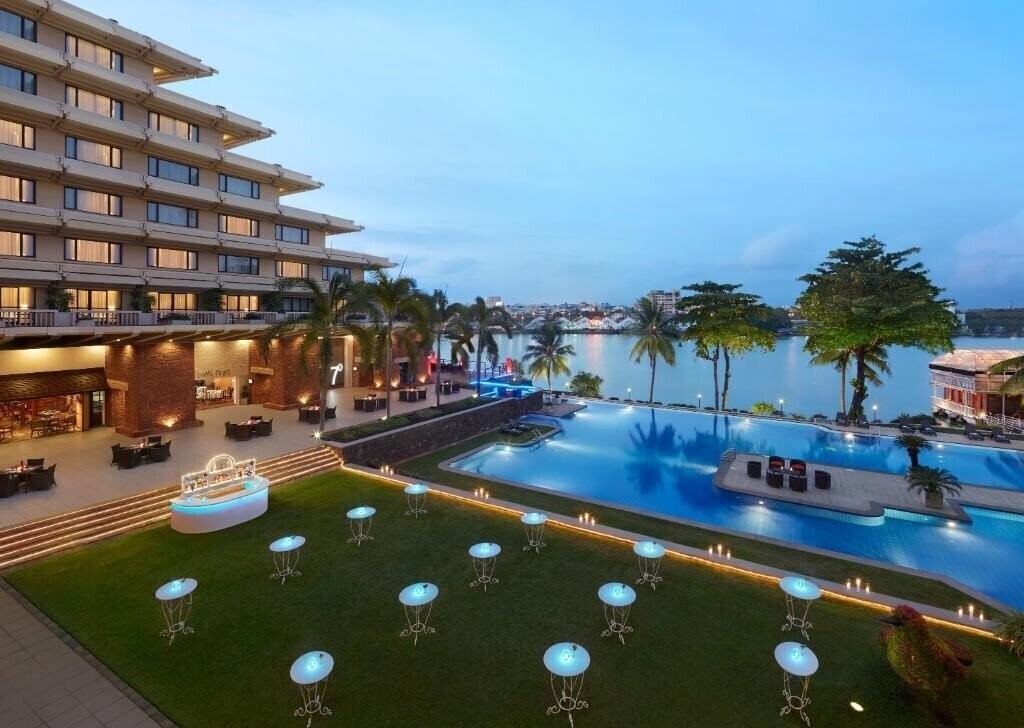 Панорама Cinnamon Lakeside Colombo 5*