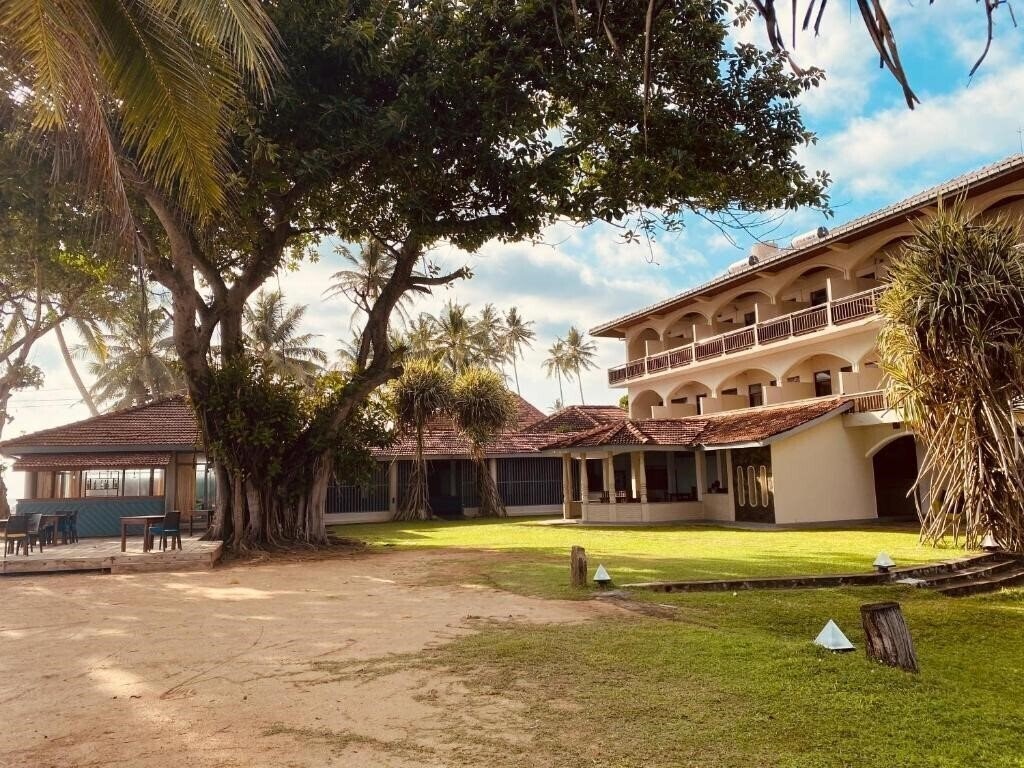 Вид Sri Gemunu Beach Resort 3*