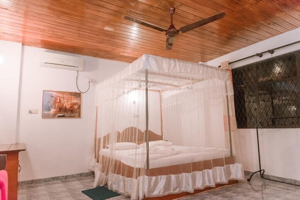 Територія Rock House Unawatuna 3*