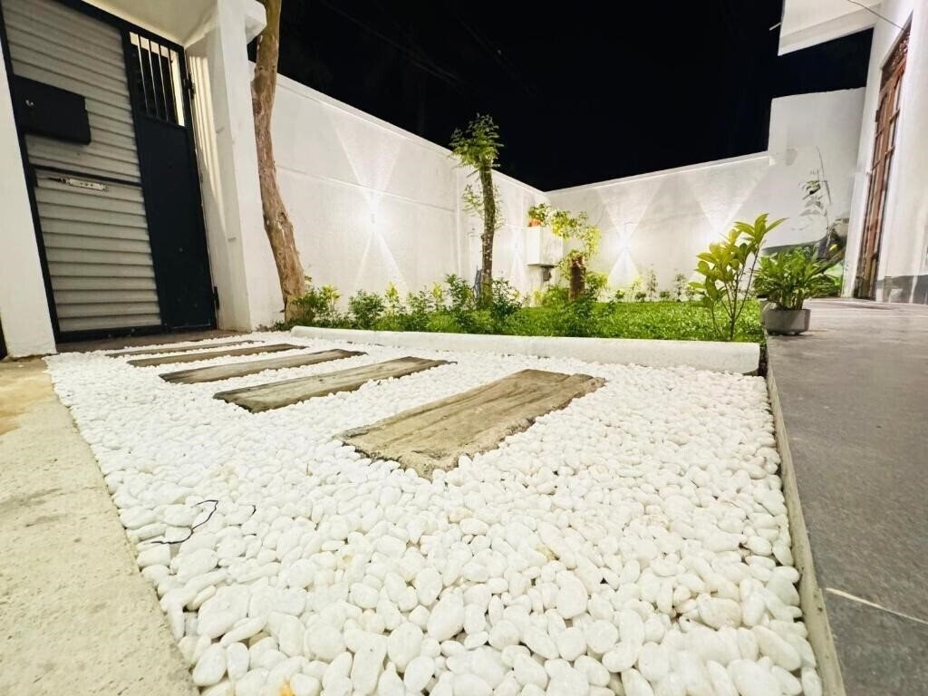 Готель The Rooftop Villa Unawatuna 3*