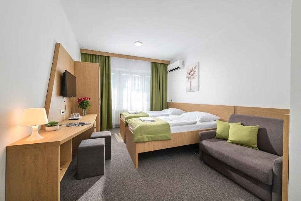 Готель Hotel Plus 2*