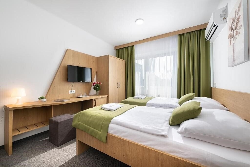 Фото Hotel Plus 2*